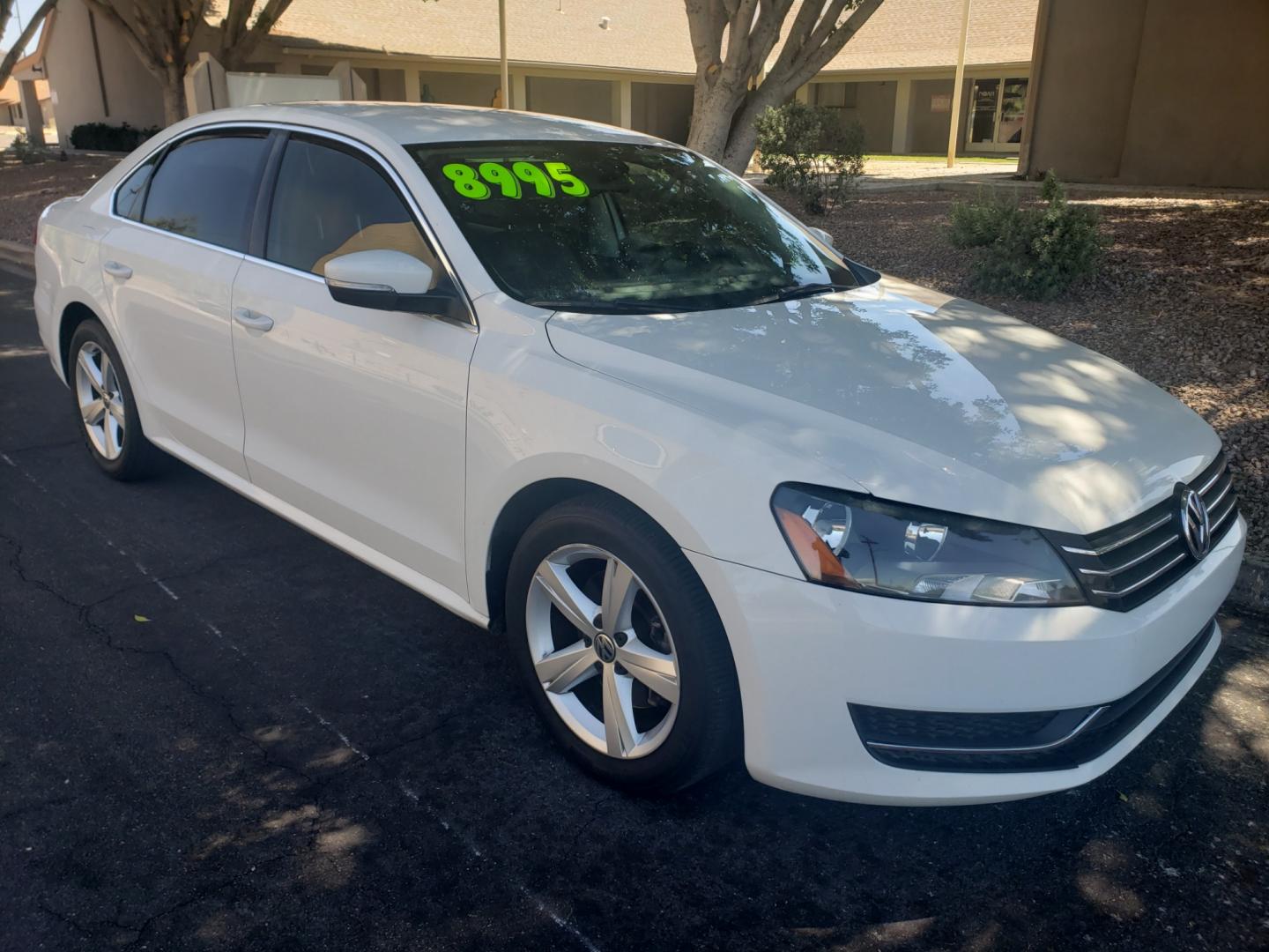 2013 WHITE /gray and black Volkswagen Passat se (1VWBP7A31DC) with an 2.5 l5 engine, 6-Speed Automatic transmission, located at 323 E Dunlap Ave., Phoenix, AZ, 85020, (602) 331-9000, 33.567677, -112.069000 - Photo#2